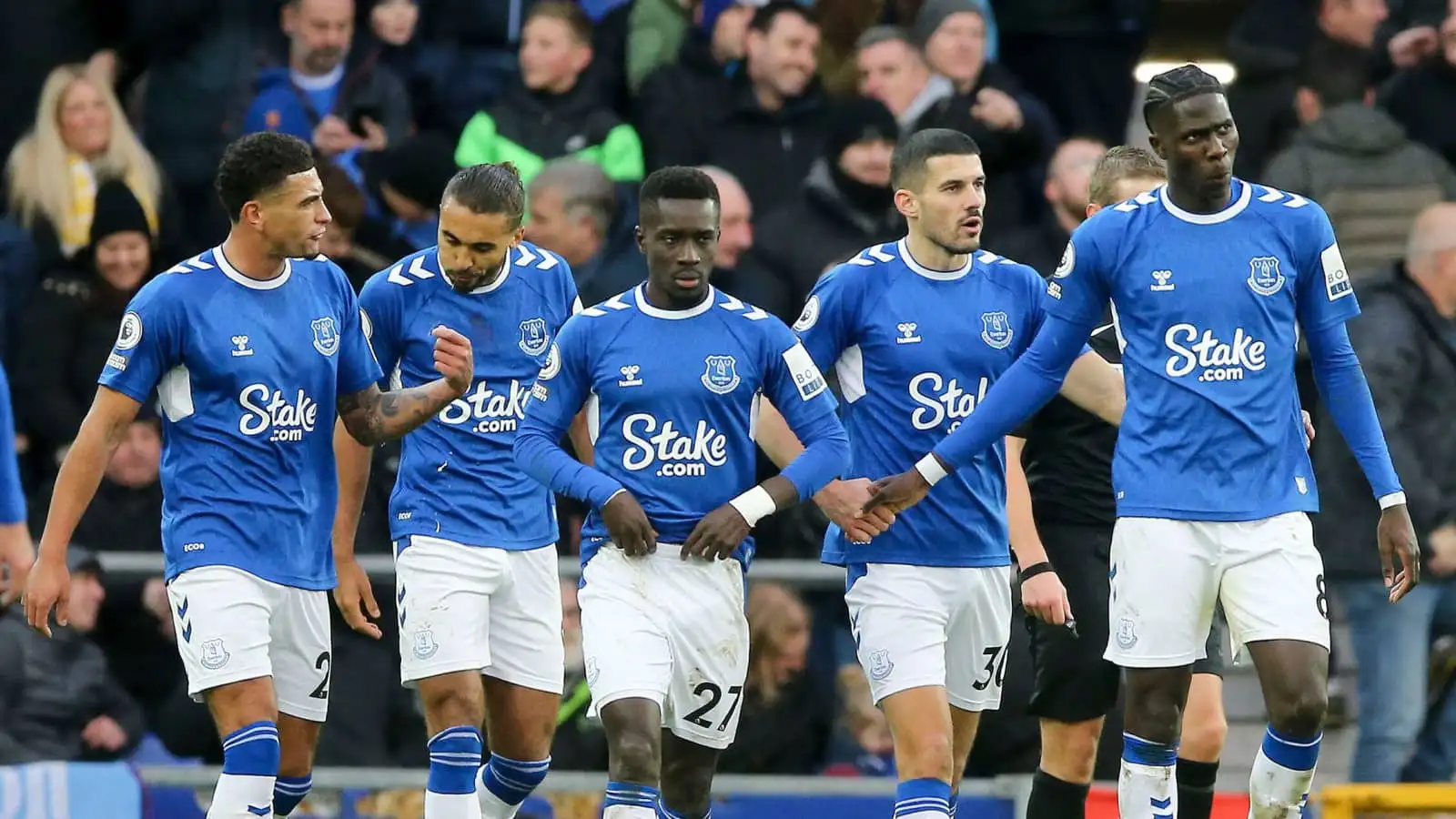 Everton midfielder Amadou Onana and teammates