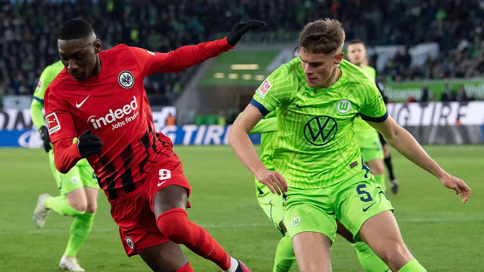 Frankfurt's Randal Kolo Muani (l) plays against Wolfsburg's Micky van de Ven.