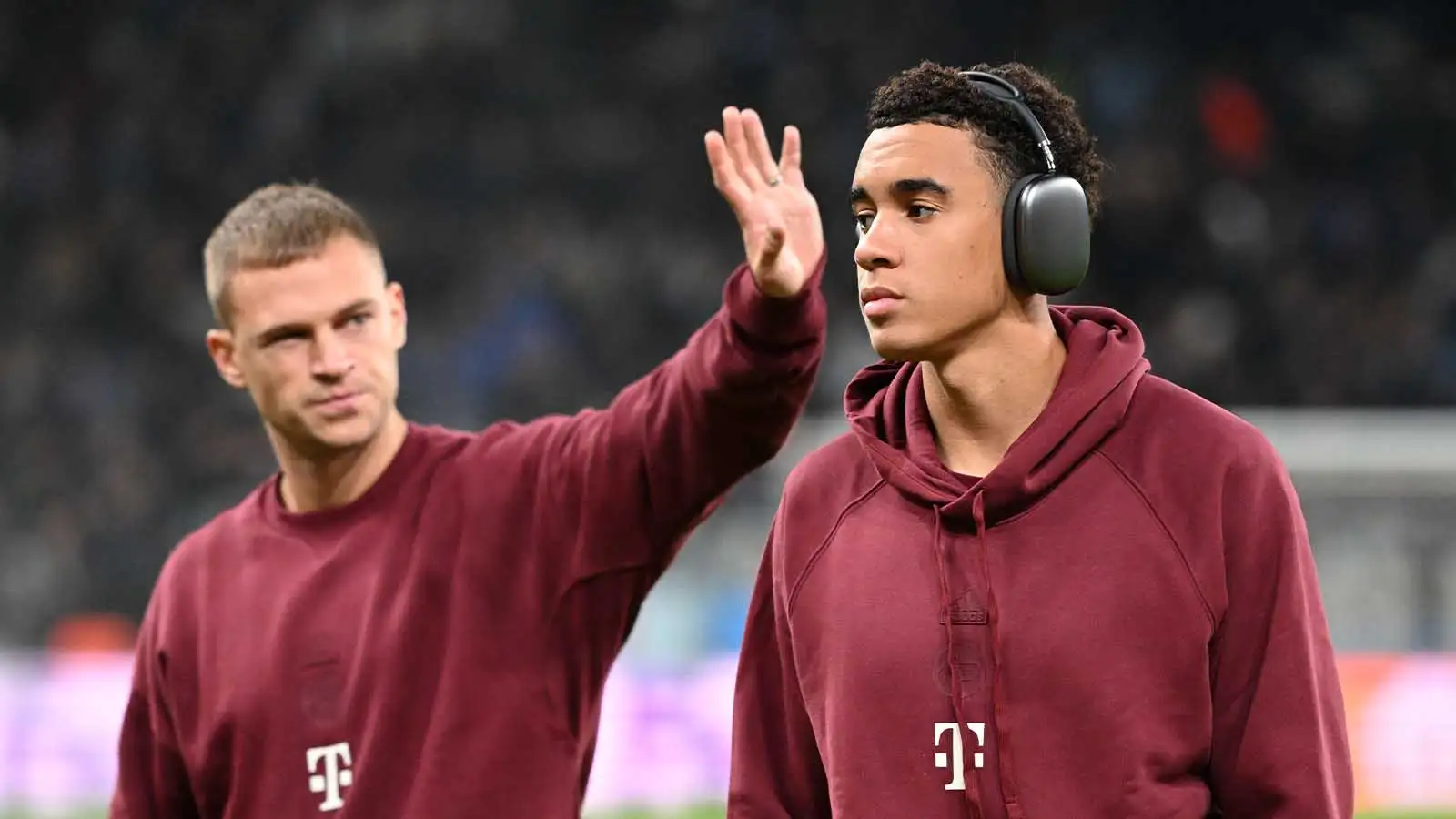 Bayern's Joshua Kimmich (l) and Jamal Musiala