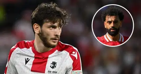 Liverpool told two perfect Mo Salah replacements as Slot is told to break Arsenal hearts for €50m star