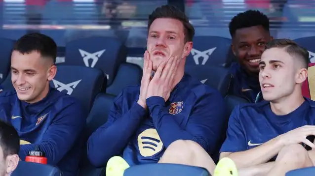 Manchester United target Marc-Andre ter Stegen surrounded by his Barcelona team-mates - copyright TEAMtalk