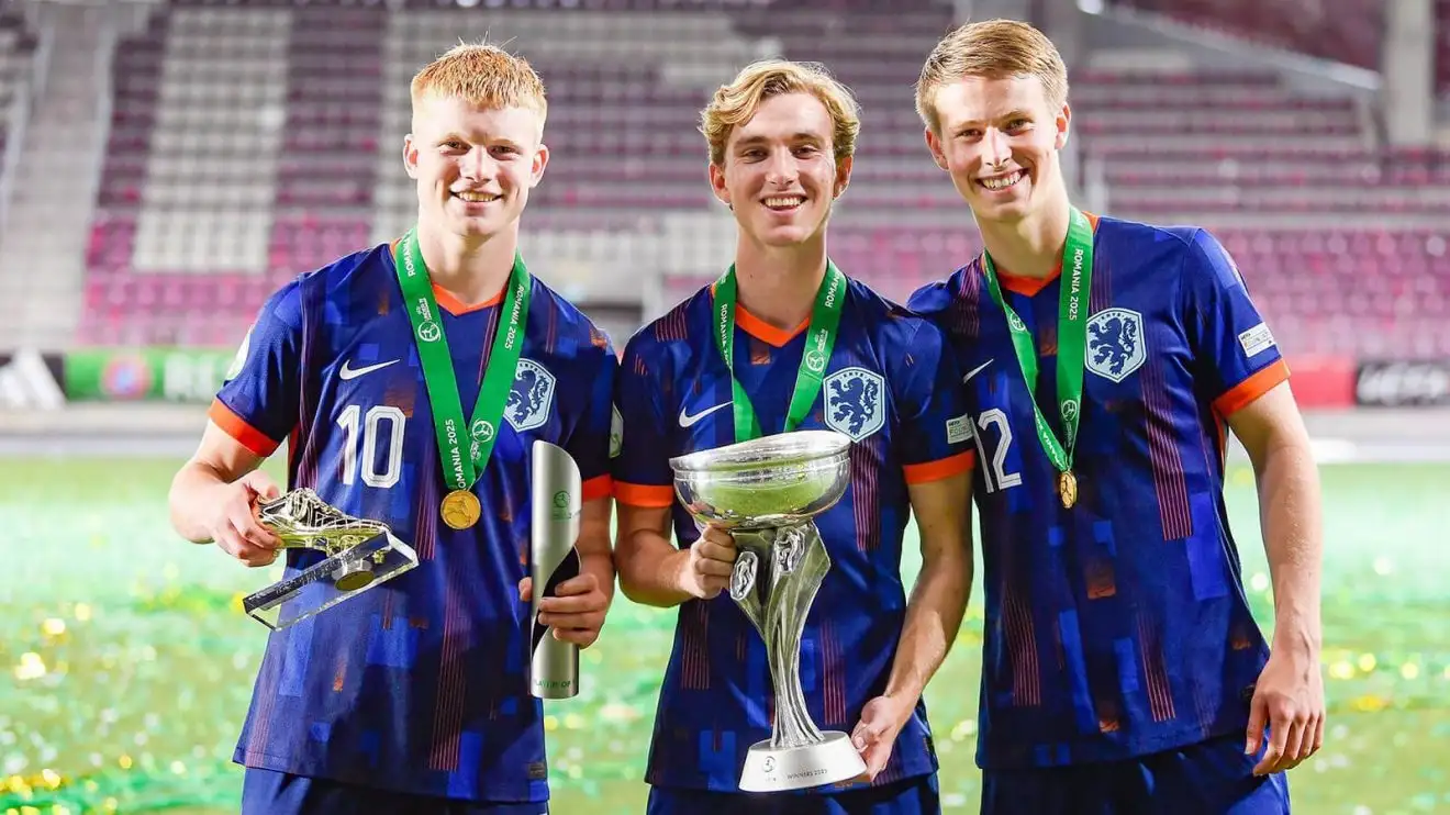 Real Madrid and Liverpool target Kees Smit with his Netherlands Under-19 team-mates - copyright TEAMtalk
