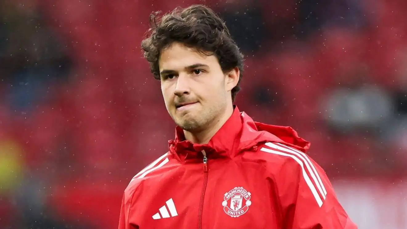 Man Utd 'target' world class goalkeeper in worst possible news for Senne Lammens