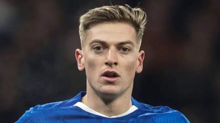 A close up of Chelsea striker Liam Delap