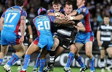 Halifax sign Hull prop