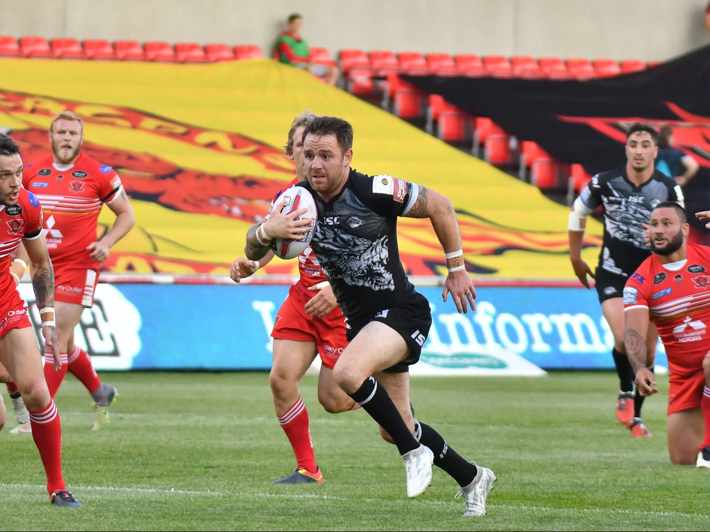 Rhinos sign Myler from the Dragons