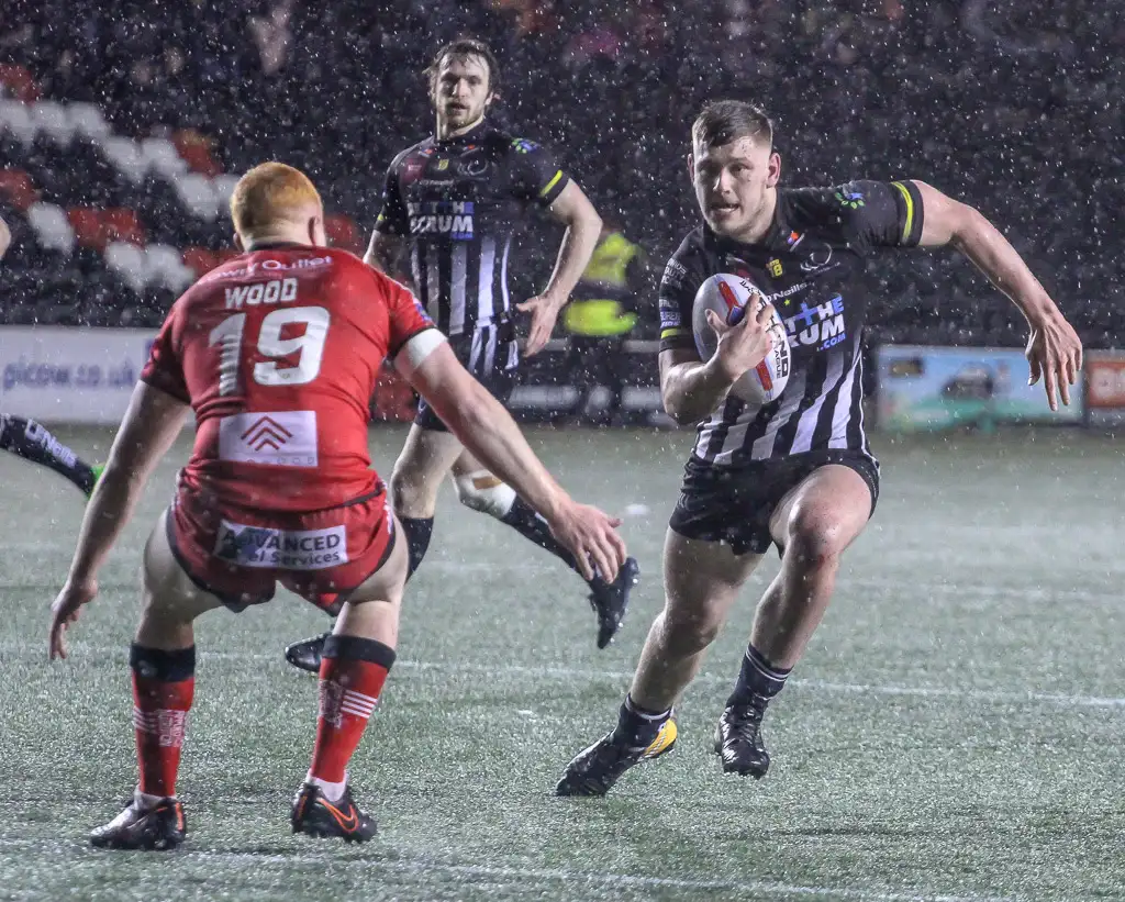Brad Walker extends stay at Widnes