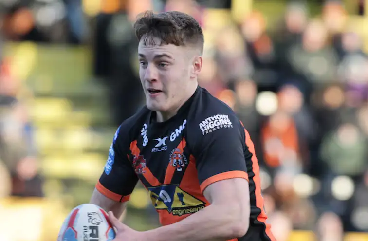 Castleford Tigers put pressure on Wigan with win over Huddersfield