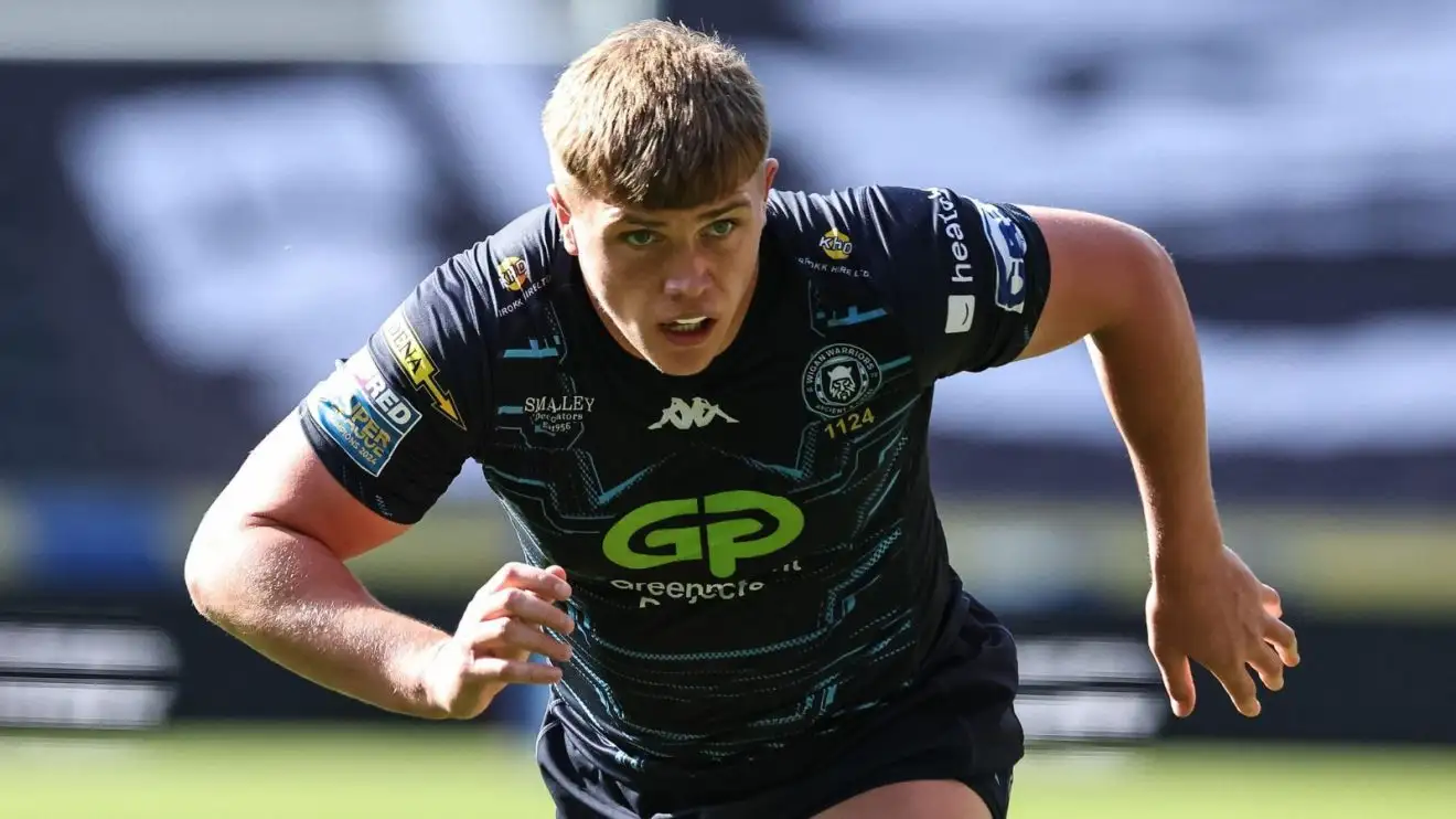 Wigan Warriors prop Harvie Hill preparing to carry a ball in 2025