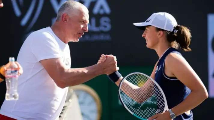 Iga Swiatek and father Tomasz shake hands.