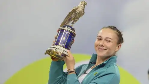 Amanda Anisimova with the trophy