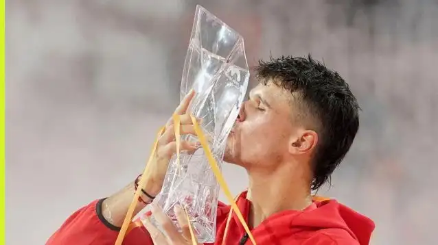 Jabuk Mensik kisses the Miami Open trophy