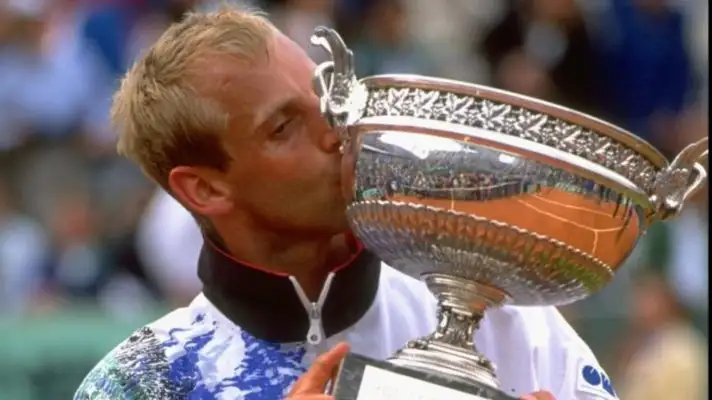 Thomas Muster lifts the 1995 French Open title.