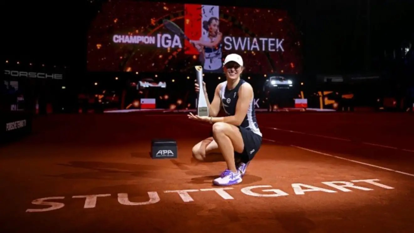 Iga Swiatek poses with the trophy after her 2023 victory in Stuttgart.
