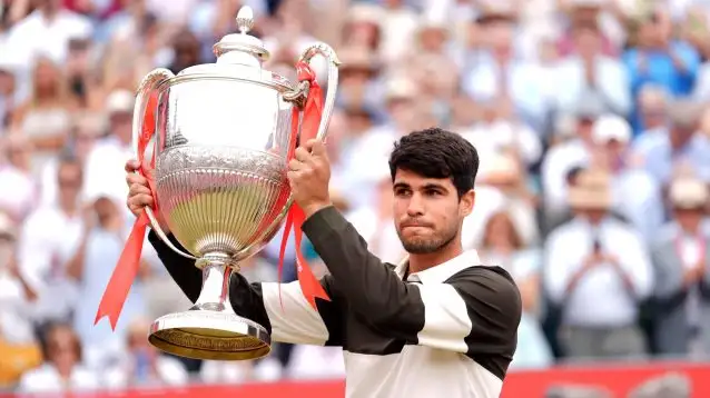 Carlos Alcaraz with the Queen's trophy.