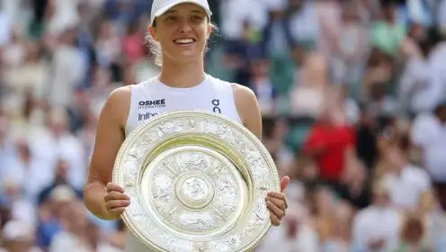 Iga Swiatek with the Wimbledon trophy.