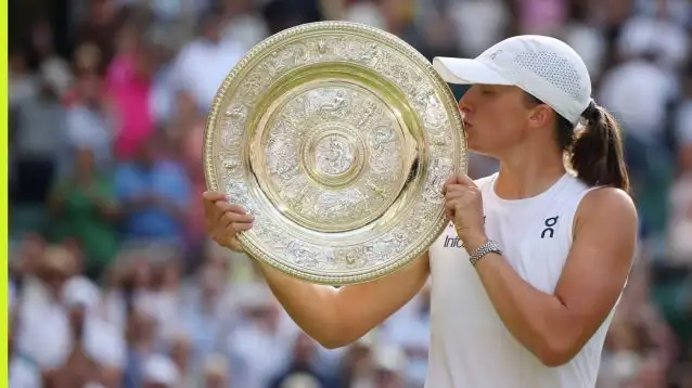 Pictured: Iga Swiatek kisses Wimbledon trophy
