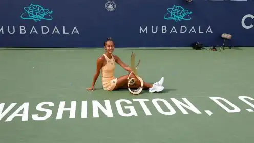Leylah Fernandez with trophy