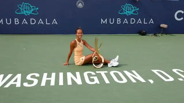 Leylah Fernandez with trophy