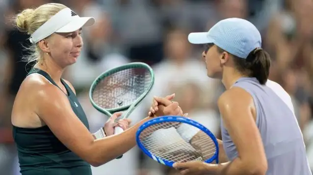 Iga Swiatek and Clara Tauson at the net
