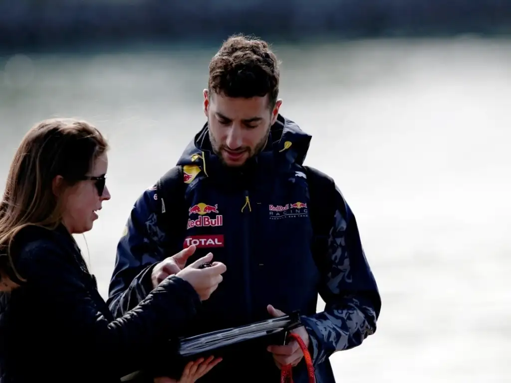 Ricciardo extends Red Bull contract